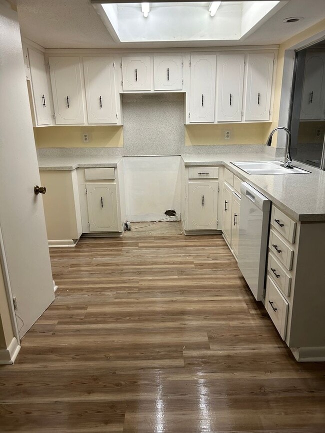 Building Photo - 4 bedroom and 2 bathroom