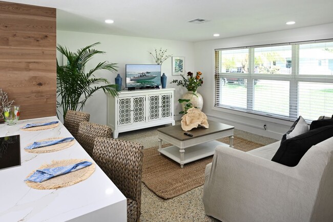 Building Photo - 9504 Saturn Ave