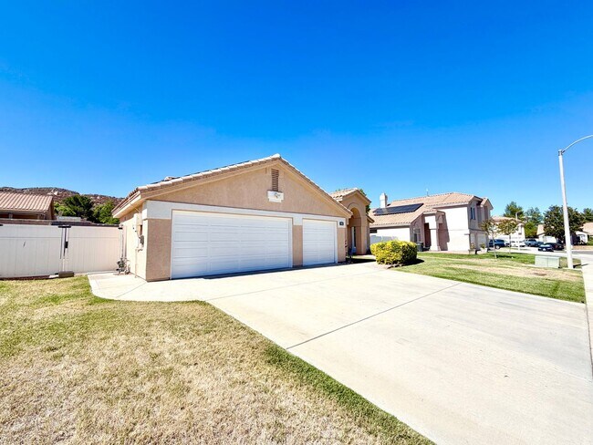 Foto del edificio - Move-In Ready 3 Bedroom 2 Bathroom Hemet Pool Home with Solar