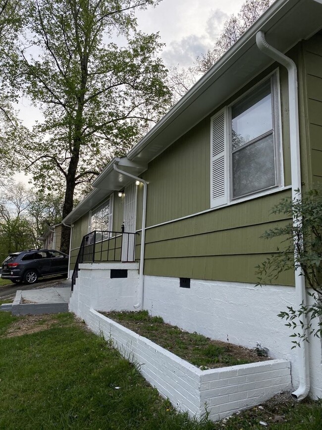 Building Photo - Updated 4 bed 2 bath minutes to Downtown C...