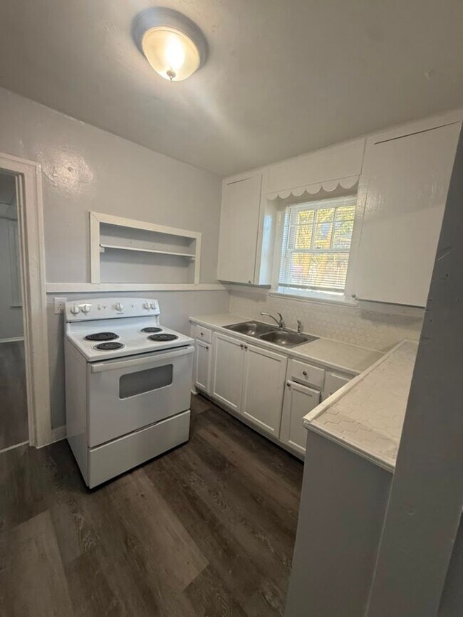 Foto del edificio - 1137 E 18th St