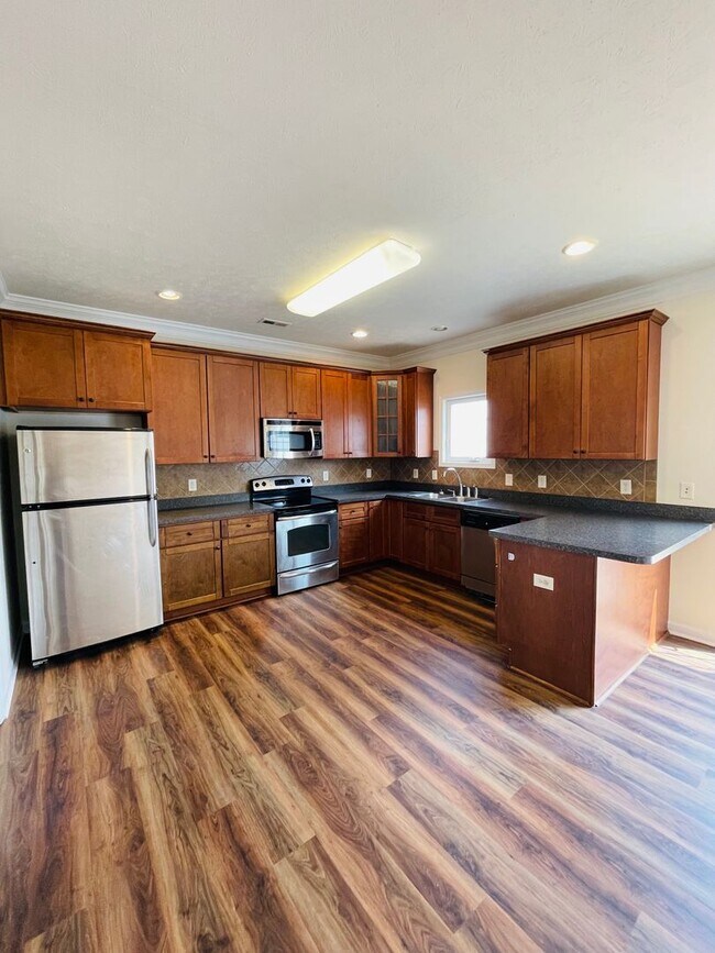 Building Photo - Townhouse Available in TA School District