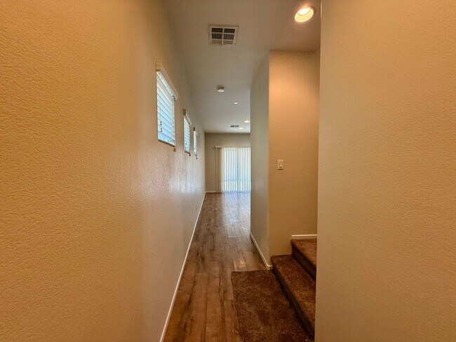 Foto del edificio - 3 BED 2.5 BATH 2 CAR GARAGE HOME w/ LOFT &...