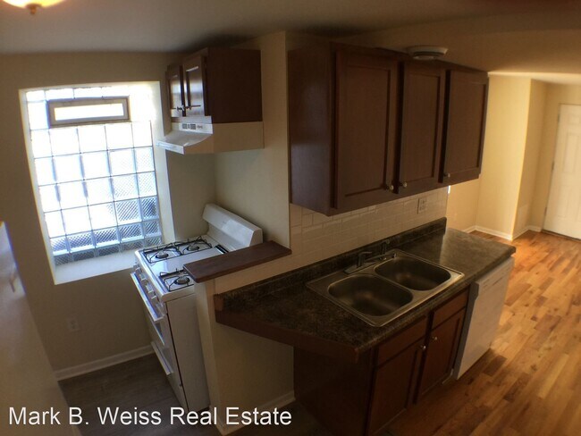 Building Photo - 2711 N Kenmore Ave
