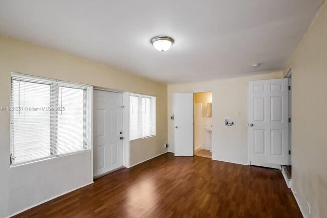 Foto del edificio - 1815 NE 178th St