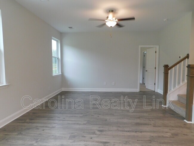 Building Photo - 143 E Fernwood St
