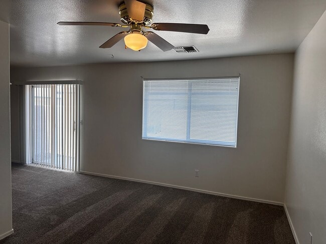 Foto del edificio - 3329 Armour Ln