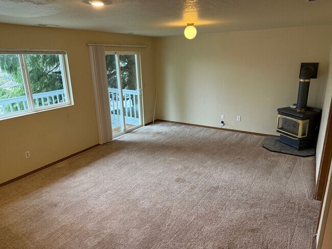 Foto del edificio - 3 Bedroom + 2 Bath +Family Room Tri-Level Lynnwood $2950 per Month