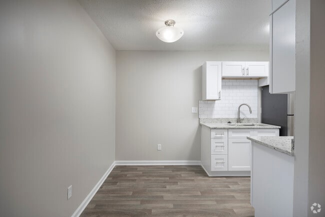 2BR, 1BA - 780SF - Living Room / Dining Area - Summit Augusta