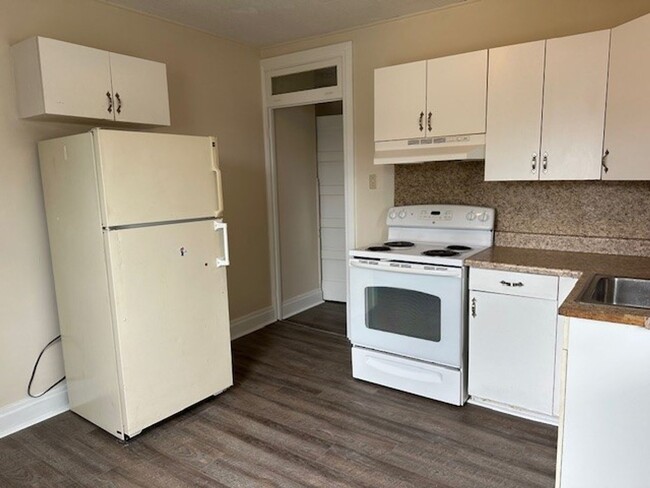 Building Photo - Welcome to this spacious 2-bedroom, 1-bath...