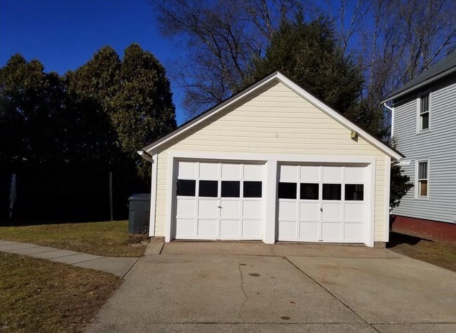 Building Photo - 971 Enfield St