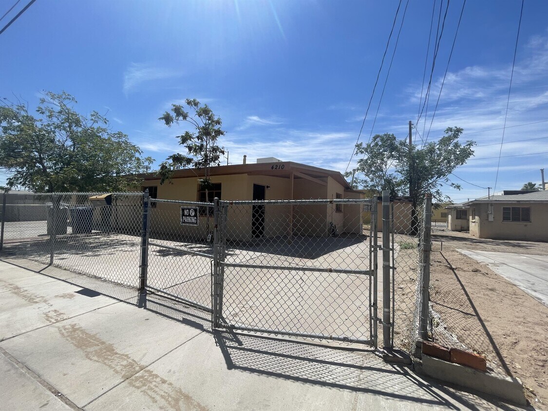 Primary Photo - 4210 Manzana Ave
