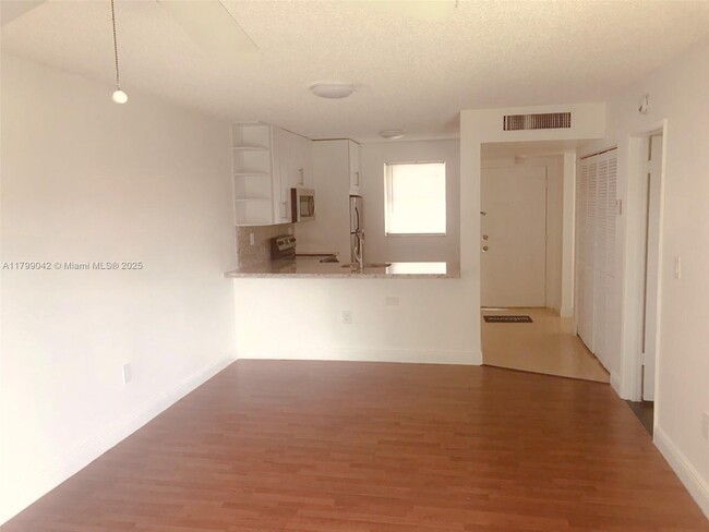 Foto del edificio - 9833 Nob Hill Ct