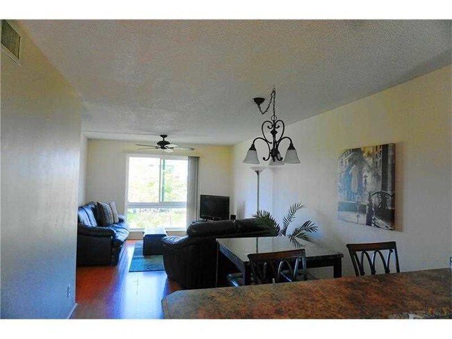 Building Photo - 2106 S Cypress Bend Dr