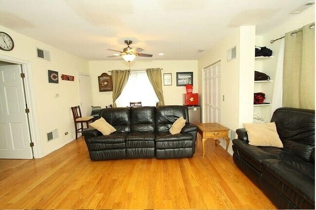 Foto del edificio - 2743 N Southport Ave