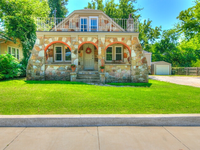 Building Photo - 734 E Boyd St