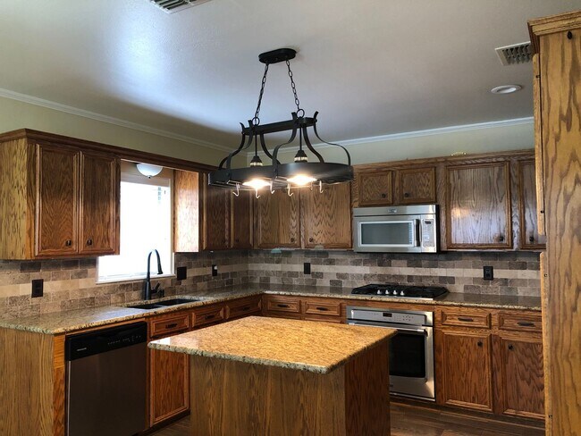 Foto del edificio - Corner Lot close to Barksdale Airforce Base with Bonus Room in back yard..