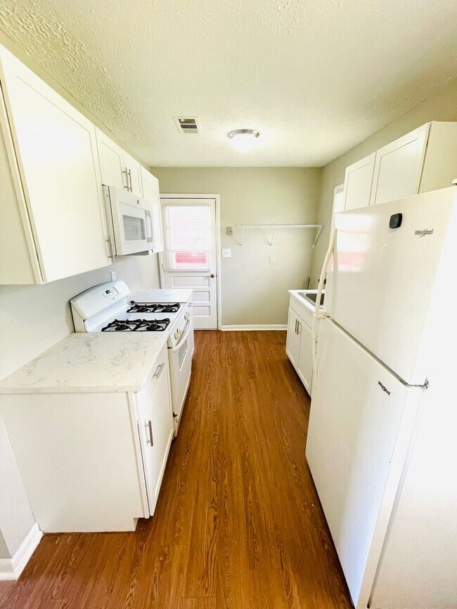 Foto del edificio - ** 3 bed 1 bath located in Boylston ** Cal...