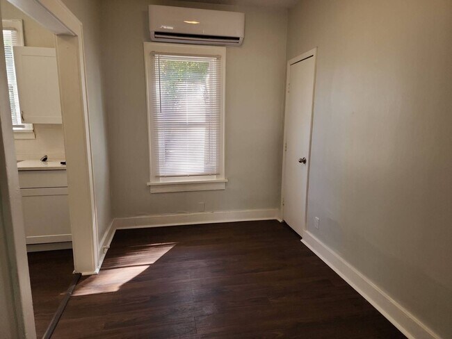 Foto del edificio - 1 Bed 1 Bath with wooden privacy fence