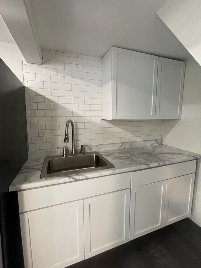 Foto del edificio - Charming Lower East Side Cottage Steps fro...