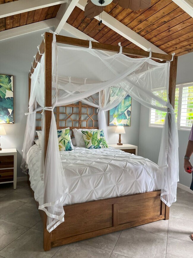 Queen sized bed - 427 N Kalaheo Ave
