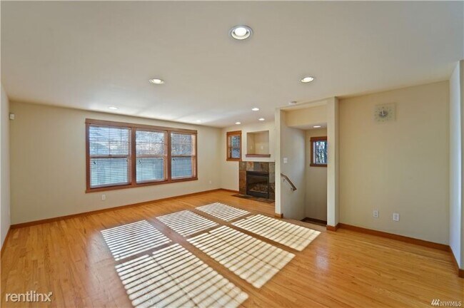 Foto del edificio - 11036 8th Ave NE