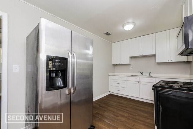 Building Photo - 4640 Suray Ave