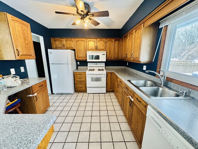 Foto del edificio - Nice Single family home 4-Bedroom Retreat with 2 Baths in Eagan – Your Perfect Home Awaits