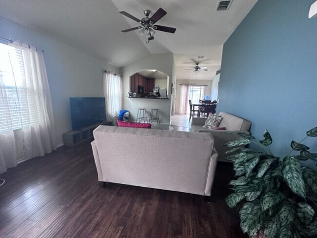 Foto del edificio - Beautiful & Well-Maintained 3 Bedroom, 2 B...