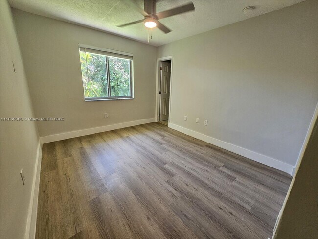 Foto del edificio - 560 NE 63rd St