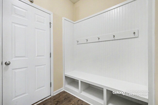Foto del edificio - 439 Tayberry Ln