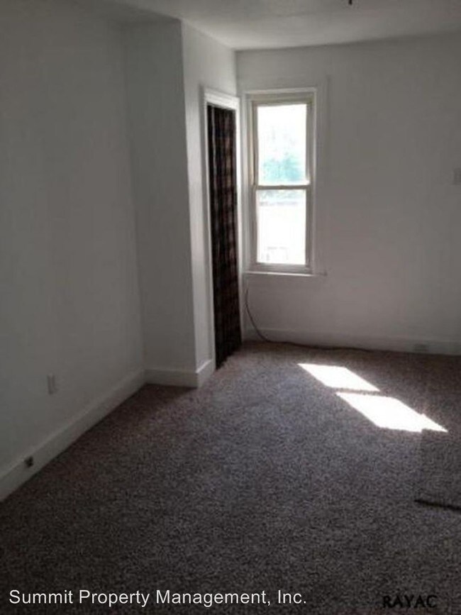 Building Photo - 3 br, 1 bath House - 650 West College Avenue