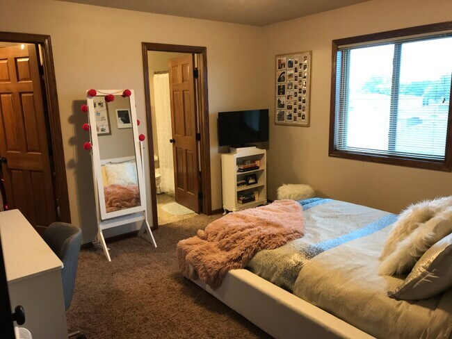 Dormitorio - 1430 E Clark St