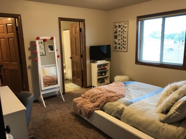 Bedroom - 1430 E Clark St