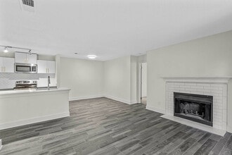 Building Photo - Avana Lake Lynn