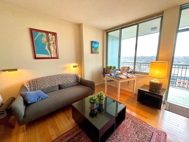 LR toward spacious balcony - 851 N Glebe Rd