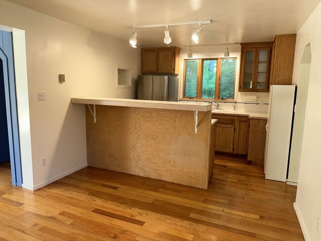 Building Photo - 2000+ sf home is in a great location, pet ...