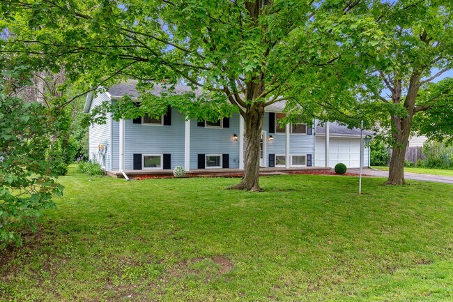 Building Photo - Spacious 5-Bedroom Home with 2 Full Baths ...