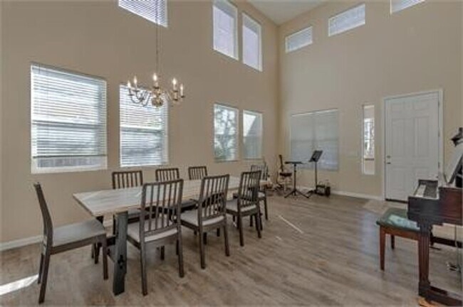 Foto del edificio - Stunning East Davis home available for fall move in!