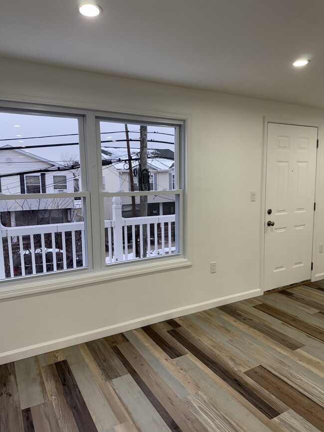Building Photo - 360 Whiton St