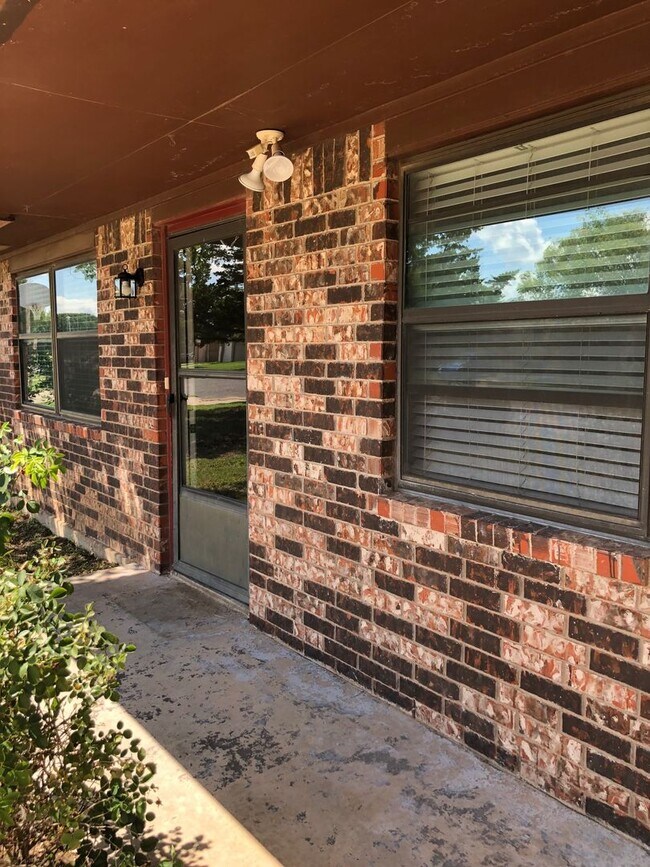 Foto del edificio - 3 bedrooom in the BISHOP SCHOOL DISTRICT!!!