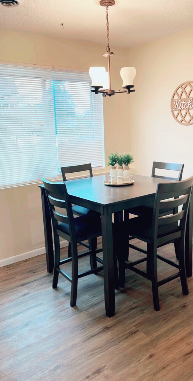 Foto del edificio - 2104 Elm Ln