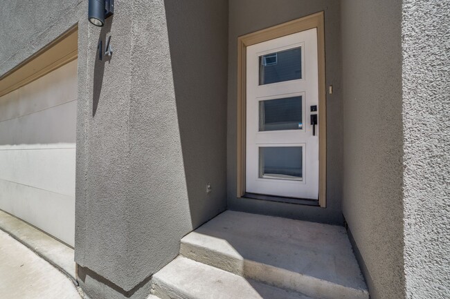Building Photo - 1618 W Lawndale Dr