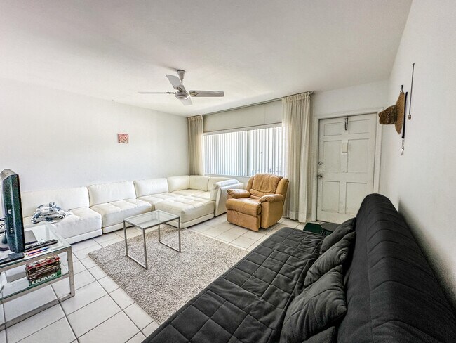 Foto del edificio - 3280 Lake Osborne Dr