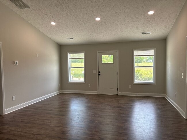 Foto del edificio - Spacious Duplex with Fenced-In Backyard!