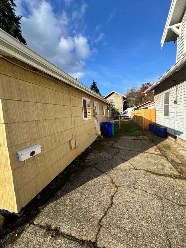Building Photo - Charming 3-Bedroom SE Portland Home – Fully Fenced Yard - Video attached