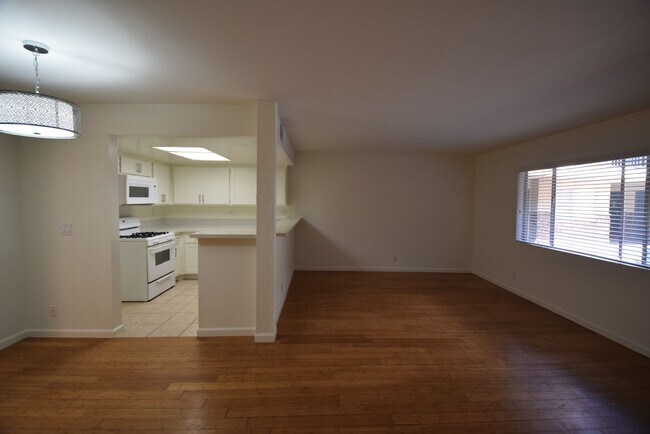 Foto del edificio - 6401 Riverton Ave