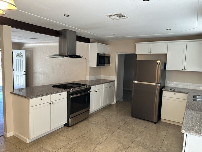 Foto del edificio - Modesto 3 Bedroom 2 Bathroom Home