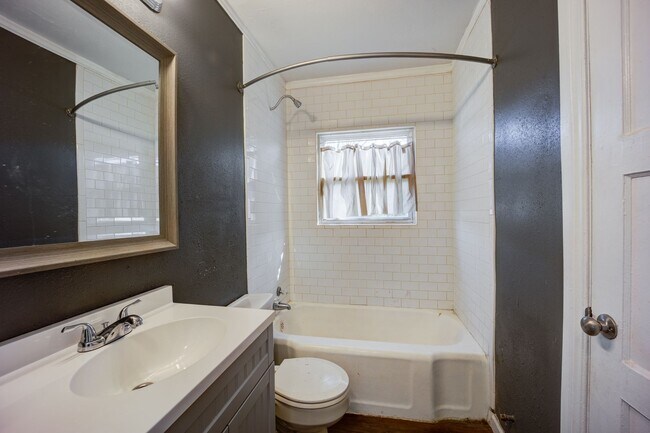 Building Photo - Freshly Renovated 2 Bedroom Home