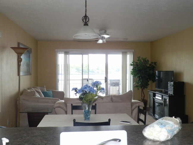 Living room - 4897 Bridgepointe Dr
